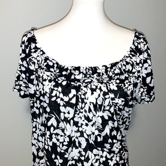 Elle Black White Floral Must Have Crinkle Short Sleeve Tee Sz Large NWT - Picture 2 of 7
